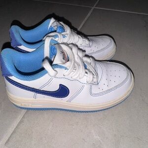 Nike White and Blue Low-Cut Sneakers with Navy Swoosh